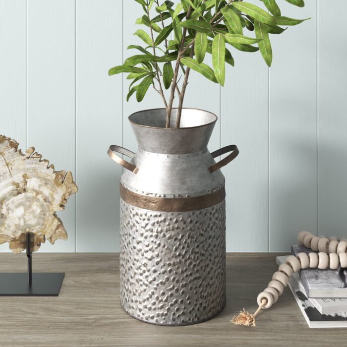 Elio Metal Table Vase